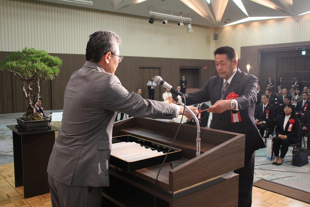表彰状の伝達をうける𠮷本前理事 | 国土交通大臣表彰受賞 おめでとうございます | 中国地方海運組合連合会|中海連