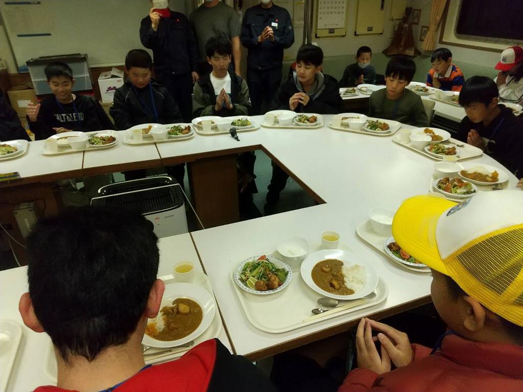 日も暮れて、広島丸に帰って夕食です | 「海と日本プロジェクトin広島」共催広島丸体験航海 | 中国地方海運組合連合会|中海連